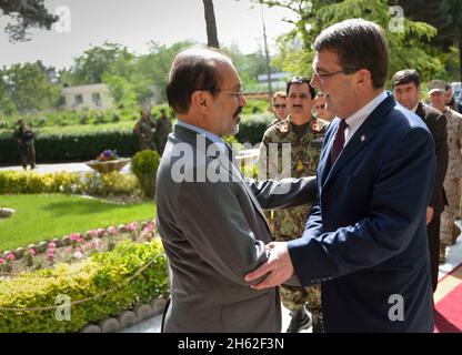 Primo Vice Ministro della Difesa per l'Afghanistan Enayatullah Nazari, a sinistra, saluta il Vice Segretario della Difesa Ashton carter mentre arriva per un incontro al Ministero della Difesa afgano a Kabul, Afghanistan, il 12 maggio 2013. Foto Stock