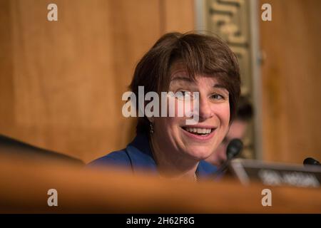 Il Sen. Amy Klobuchar parla come Assistente esecutivo per il supporto operativo degli Stati Uniti per le dogane e la protezione dei confini Robert Perez testimonia dinanzi alla Commissione degli Affari governativi del Senato durante un'audizione della sottocommissione sulla strategia degli Stati Uniti per combattere le droghe illecite nella sottocommissione permanente sulle indagini titledÔ 'migliorare la spedizione di oppioidi sintetici: Supervisione della strategia statunitense per combattere le droghe illecite a Washington, D.C., 25 maggio 2017 Foto Stock