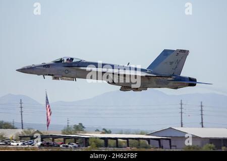 Un F-18 Super Hornet decollo durante un recente airshow per eseguire un volo demo Foto Stock