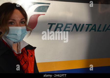 Trenitalia membro del treno femminile che indossa la maschera facciale alla stazione ferroviaria Venezia Santa Lucia in Italia - 11 novembre 2021. Foto Stock