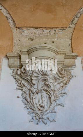 decorazioni a colonna, chiostro con sale di mercato, claustre del carme, ex chiesa carmelitana con complesso monastero, oggi sala mercato della città, mahon, maó, menorca, spagna, europa Foto Stock