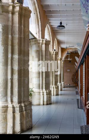 chiostro con sale di mercato, claustre del carme, ex chiesa carmelitana con complesso monastero, oggi mercato hall della città, mahon, maó, menorca, spagna, europa Foto Stock