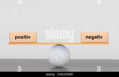 positivo e negativo in equilibrio Foto Stock