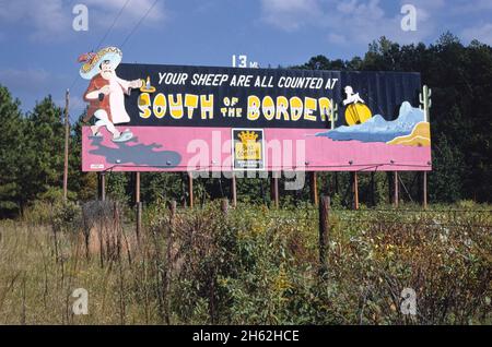 A sud del confine, 13 miglia cartellone vicino Dillon, Carolina del Sud; ca. 1986 Foto Stock