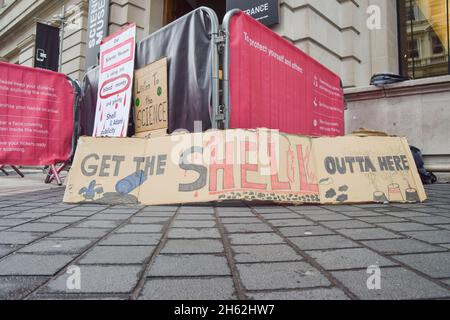 Londra, Regno Unito. 12 novembre 2021. Durante la dimostrazione viene visto un cartello anti-Shell.i dimostranti della ribellione dell'estinzione si sono riuniti fuori dal Museo della Scienza di South Kensington, come parte delle proteste in corso contro la sponsorizzazione del museo da parte delle compagnie di combustibili fossili Shell e Adani. Credit: SOPA Images Limited/Alamy Live News Foto Stock