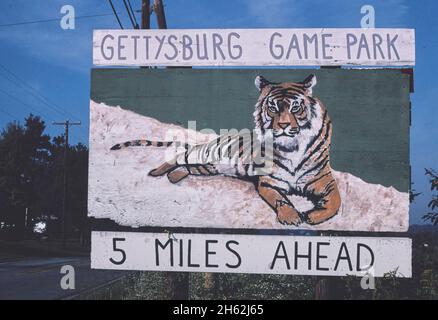 Cartellone Gettysburg Game Farm, Route 30, 8 km circa da Fairfield, Fairfield, Pennsylvania; ca. 1989 Foto Stock