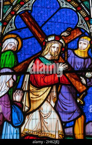 inghilterra, isola di wight, chale, chiesa di st.andrew, vetrata raffigurante cristo che porta la croce dal designer vittoriano charles eamer kempe Foto Stock