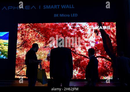 I partecipanti alla fiera visualizzano il produttore cinese di elettronica Konka che espone il proprio TV a micro LED Aphaea Smart Wall 8K al CES Las Vegas, NV, USA Foto Stock