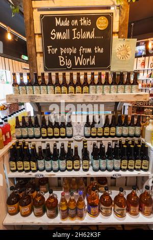 inghilterra, isola di wight, l'attrazione aghi, esposizione di birra di produzione locale in vendita nel negozio di souvenir Foto Stock