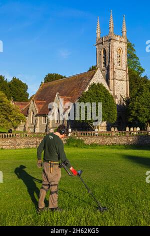 inghilterra,hampshire,alton,chawton,metal detector di fronte alla chiesa parrocchiale di st.nicholas Foto Stock