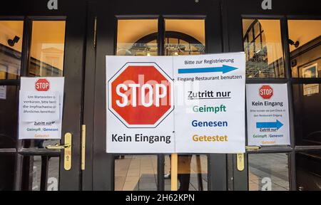 Monaco, Baviera, Germania. 12 novembre 2021. In secondo luogo, ciò che i critici affermano è una mancata risposta e, nel migliore dei casi, risposte dolorosamente lente alla quarta ondata di Corona, le regioni sono instutung patchwork piani anti-Corona, tra cui le regole 2G e 3G che sono state descritte da Jens Spahn come ''0G'' come applicazione è effettivamente zero quando lasciato alle imprese. A causa di ciò, la polizia è stata diretta a visitare ristoranti e altre aziende per violazioni. Credit: ZUMA Press, Inc./Alamy Live News Foto Stock