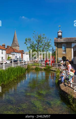 inghilterra, hampshire, test valley, stockbridge, test sul fiume e vista sulla città Foto Stock