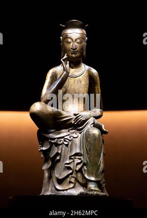 Seul, Corea del Sud. 11 Nov 2021. Un Bodhisattva Pensivo (inizio 7 ° secolo), il Tesoro Nazionale 83 della Corea del Sud visto esposto al Museo Nazionale di Corea. Il museo ha aperto uno spazio espositivo permanente chiamato 'Sala di contemplazione tranquilla' per due statue buddiste gilt-bronzo di Bodhisattva Pensivo (Bangasayusang), che sono tesori nazionali. Credit: SOPA Images Limited/Alamy Live News Foto Stock