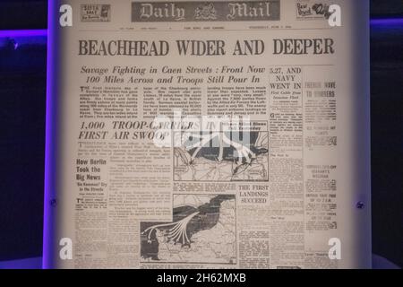 inghilterra,hampshire,portsmouth,southsea,il museo della storia d-day,pagina anteriore del quotidiano della posta datata mercoledì,giugno 7,1944 che segnala gli sbarchi della truppa in francia Foto Stock