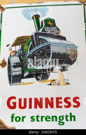 inghilterra,hampshire,basingstoke,museo delle pietre miliari,insegna pubblicitaria vintage guinness Foto Stock