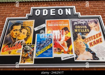 inghilterra, hampshire, basingstoke, museo delle pietre miliari, esposizione di poster di film d'epoca del cinema odean Foto Stock