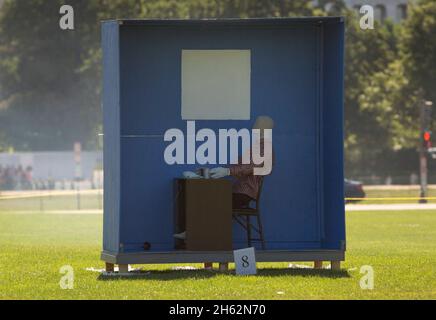 I manichini sono usati per dimostrare il potere devastante, e spesso fatale, dei fuochi d'artificio illegali durante un evento di stampa tenuto dalla Commissione di sicurezza del prodotto del consumatore degli Stati Uniti sul centro commerciale nazionale 27 giugno 2017 Foto Stock
