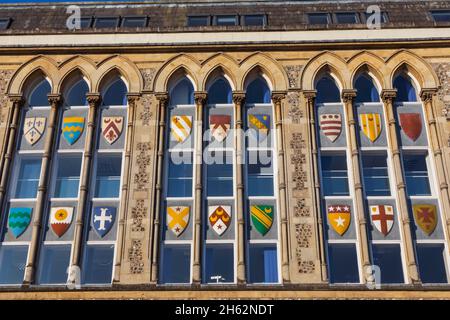 inghilterra, hampshire, winchester, the guildhall, finestra con stemmi Foto Stock