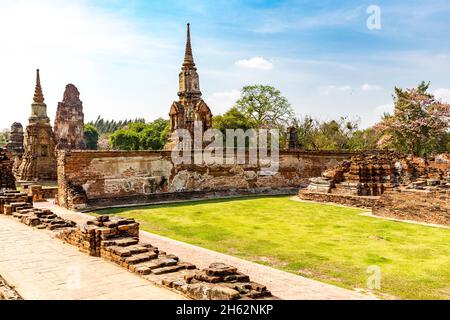 rovine della torre del tempio, prang e chedi, wat mahathat, wat maha that, complesso del tempio buddista, costruito nel 1374 sotto re borommaracha i, ayutthaya parco storico, ayutthaya, thailandia, asia Foto Stock