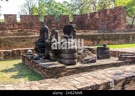 statue di buddha distrutte senza testa, wat phra si sanphet, complesso di tempio buddista, tempio della famiglia reale, costruito nel 1412 sotto il re rama thibodi ii, parco storico di ayutthaya, ayutthaya, thailandia, asia Foto Stock