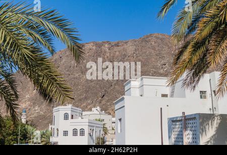 Edifici e montagne a Muscat, Oman Foto Stock