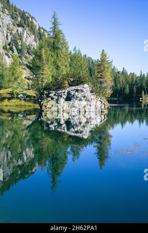 lago alpino federa vicino a croda da lago,particolare di riflessi nell'acqua,cortina d'ampezzo,belluno,veneto,italia Foto Stock