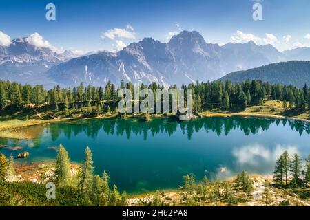 lago federa vicino a croda da lago, vista elevata con le dolomiti sullo sfondo, cortina d'ampezzo, belluno, veneto, italia Foto Stock