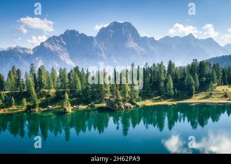 lago federa vicino a croda da lago, vista elevata con le dolomiti sullo sfondo, cortina d'ampezzo, belluno, veneto, italia Foto Stock