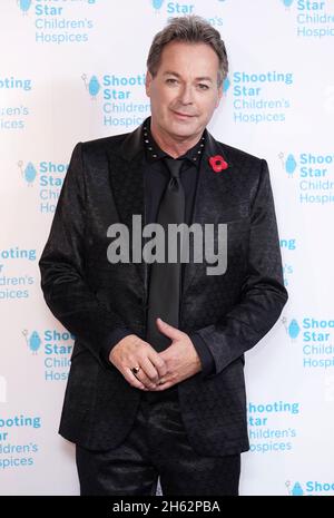 Julian Clary arriva per l'annuale Shooting Star Ball in aiuto della principale organizzazione di beneficenza per l'ospizio dei bambini Shooting Star Children's Hospices, al Royal Lancaster, a Londra. Data foto: Venerdì 12 novembre 2021. Foto Stock