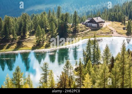 rifugio croda da lago vicino al lago federa,dolomiti,patrimonio dell'umanità dell'unesco,cortina d'ampezzo,belluno,veneto,italia Foto Stock