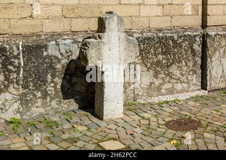 germania,mettmann,bergisches terra,niederbergisches terra,niederberg,renania,renania settentrionale-vestfalia,vecchia lapide sul mercato,dietro di esso la chiesa cattolica di san lambertus Foto Stock