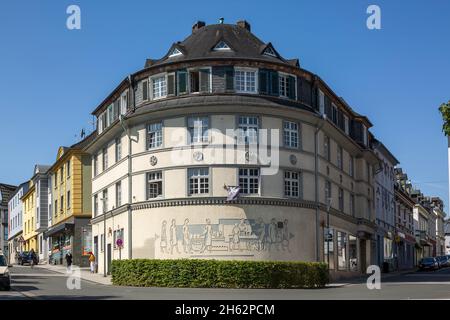 germania,mettmann,bergisches terra,niederbergisches terra,niederberg,renania,renania settentrionale-vestfalia,edificio residenziale e commerciale all'angolo di neanderstrasse e bismarckstrasse,edificio di appartamenti,casa d'angolo,rotunda,muro affresco Foto Stock