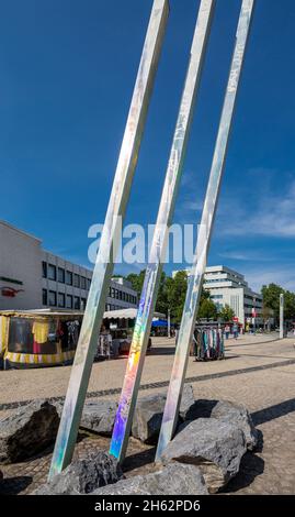 germania,mettmann,bergisches terra,niederbergisches terra,niederberg,renania,renania settentrionale-vestfalia,'earth rays mettmann' di reinhard manfred goers sulla jubilaeumsplatz,oggetto olografico fatto di tre stele,riflette i colori della luce,oggetto d'arte,punto di riferimento Foto Stock