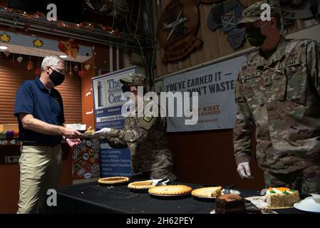 Reportage: Il segretario alla difesa Christopher C. Miller mangia la cena del Ringraziamento con le truppe a Camp Lemonnier, Gibuti, 26 novembre 2020. Foto Stock