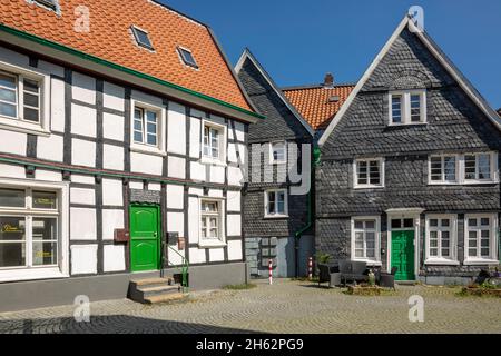 germania,wuelfrath,bergisches terra,niederbergisches terra,niederberg,renania,renania settentrionale-vestfalia,città vecchia,case residenziali sulla piazza della chiesa,casa a graticcio,case con ardesia cladding Foto Stock