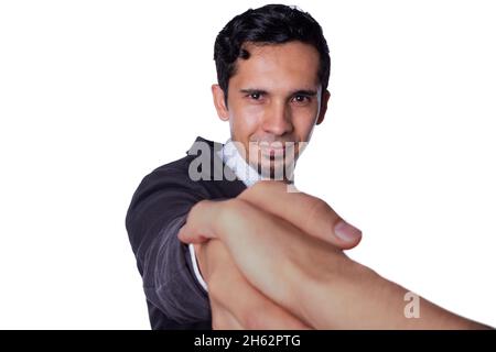 Un uomo d'affari che agita le mani. Giovane latino adulto giovane uomo vestito elegante, isolato su sfondo bianco. Foto Stock