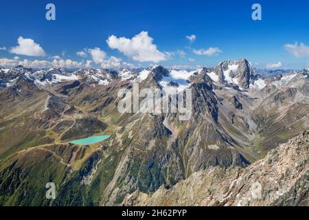 paesaggio di montagna selvaggio con ghiacciai e montagne innevate in una giornata di sole in estate. ötztal alpi,tirolo,austria,europa Foto Stock