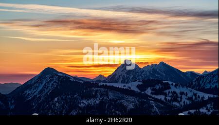 alba sull'aggenstein vicino pfronten in una fredda mattinata invernale. allgäu alpi,baviera,germania,tirolo,austria,europa Foto Stock