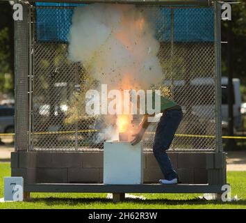 I manichini sono usati per dimostrare il potere devastante, e spesso fatale, dei fuochi d'artificio illegali durante un evento di stampa tenuto dalla Commissione di sicurezza del prodotto del consumatore degli Stati Uniti sul centro commerciale nazionale 27 giugno 2017 Foto Stock