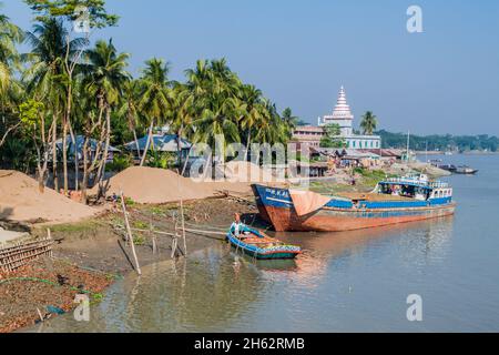 MORRELGANJ, BANGLADESH - 19 NOVEMBRE 2016: Diverse barche sul fiume Pangunchi nel villaggio di Morrelganj, Bangladesh Foto Stock