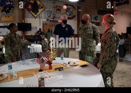 Reportage: Il Segretario della Difesa Christopher C. Miller visita le truppe il giorno del Ringraziamento, a Camp Lemonnier, Gibuti, 26 novembre 2020. Foto Stock