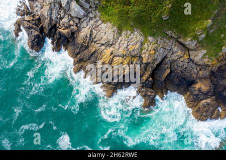 francia,bretagna,saint-coloumb,costa rocciosa,surf,nord atlantico Foto Stock