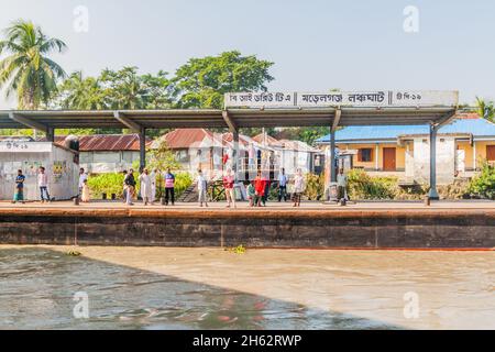 MORRELGANJ, BANGLADESH - 19 NOVEMBRE 2016: Morrelganj Village Launch Ghat Pier , Bangladesh Foto Stock