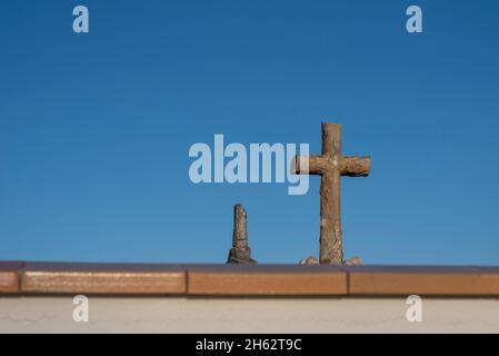 francia, nouvelle-aquitaine, gironda, carcans, croce di legno nel cimitero cimetière de carcans Foto Stock