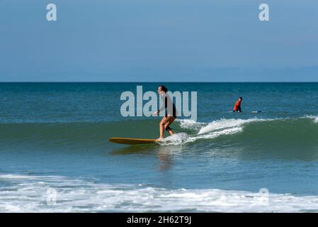 francia,novelle-aquitaine,gironda,carcans,surfer,baia di biscay,atlantic Foto Stock