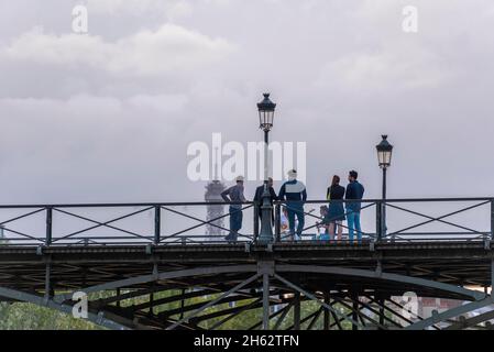 francia, regione di ãžle-de-france, parigi, i turisti si trovano su un ponte, dietro la torre eiffel Foto Stock