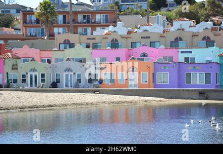 Case colorate di Capitola Venetian Court nella costa della California, Santa Cruz Foto Stock