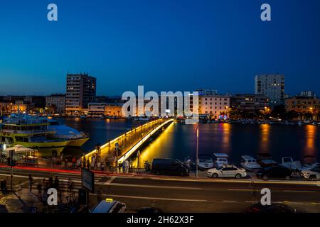 lunga esposizione colorata durante l'ora blu della vista al ponte della baia di jazine, zara, dalmazia, croazia Foto Stock