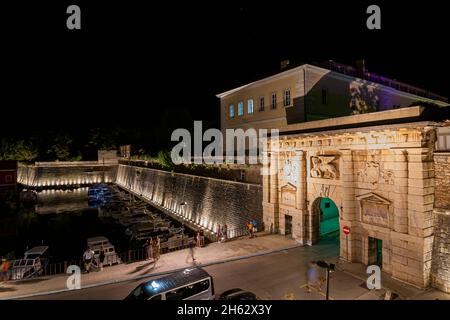 porta di terra - l'ingresso principale della città di notte, costruito da un architetto veneziano michele sanmicheli nel 1543, zara, croazia Foto Stock