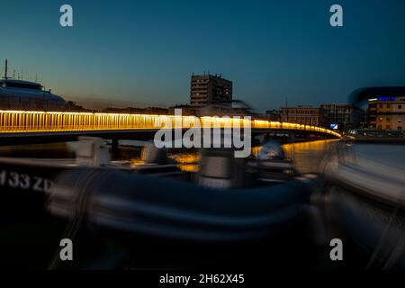 lunga esposizione colorata durante l'ora blu della vista al ponte della baia di jazine, zara, dalmazia, croazia Foto Stock